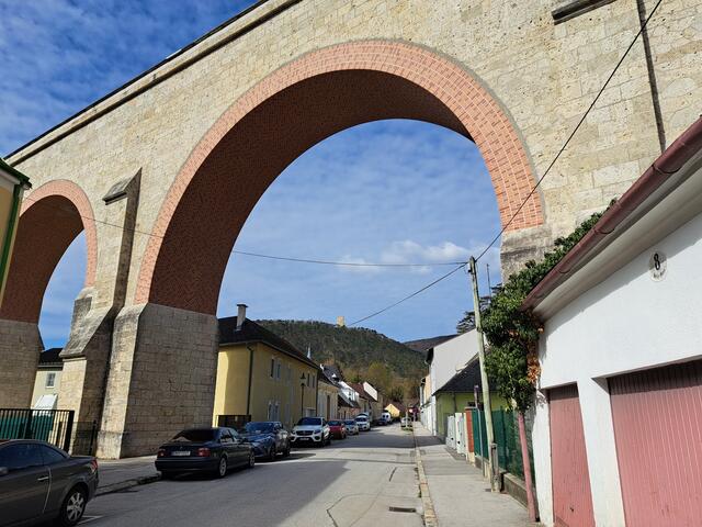 In der Karlsgasse - unter dem Aquädukt mit Blick zurück auf die Burgruine Rauheneck

 | Foto: Walter Fuchs