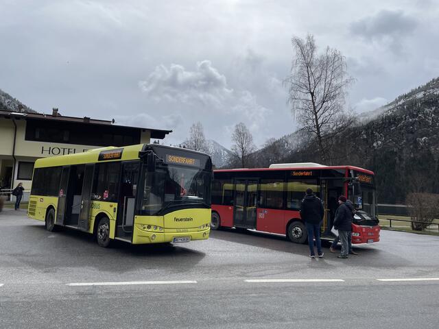 Busse aus Reutte (gelb) und weitere aus dem Landkreis Garmisch-Partenkirchen (rot) bedienen die Linie.  | Foto: Reichel