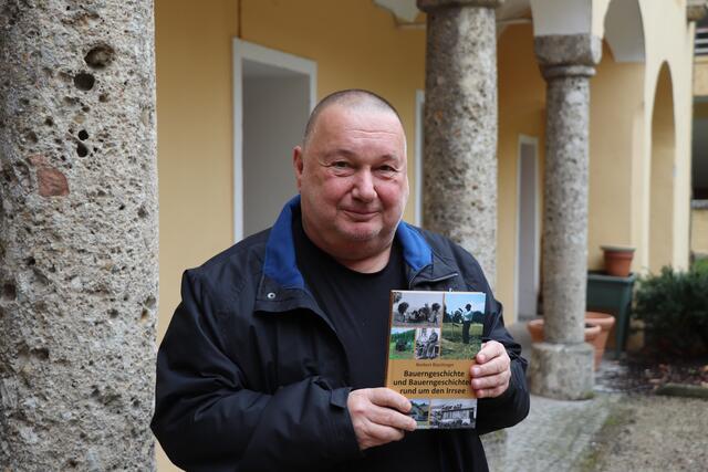 Norbert Blaichinger mit seinem neuen Werk: "Bauerngeschichte und Bauerngeschichten rund um den Irrsee". | Foto: Steiner-Watzinger