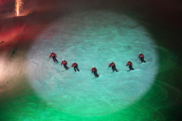 Bei der Adventure Night präsentierten die SchneesportlehrerInnen der Schischule Serfaus ihr Können. | Foto: Schwarz