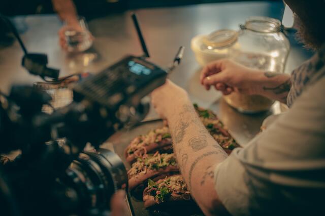 Lukas Mraz kocht bereits in dritter Generation an der Seite seines Vaters im „Mraz und Sohn“ in Wien Brigittenau. Für „Hungry for more“ bereitete er in seinem Restaurant vegetarische Hotdogs mit Falafel-Käsekrainer zu.
 | Foto: WienTourismus_weareunit.at