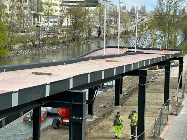 Die neue Radrampe von der Brücke auf den Donaukanal ist fast fertig. | Foto: BV20