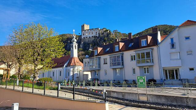 Blick vom Hotel Sacher auf die Kirche St. Helena und die darüber liegende Burgruine Rauhenstein

 | Foto: Walter Fuchs