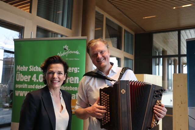 Pamela Rendi-Wagner mit Musikschullehrer und Hitzendorfs Vzbgm. Robert Hafner. | Foto: Edith Ertl