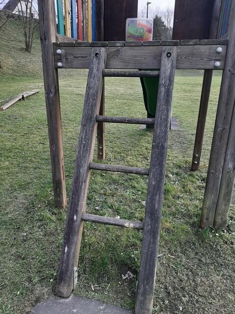 Vorsicht, Kinder! Hier wurde die Sprosse einer Leiter einfach angesägt. | Foto: Stadt Köflach
