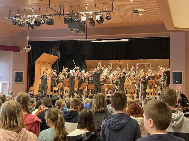 Die Militärmusiker/innen begeisterten mit schwungvollen Melodien.