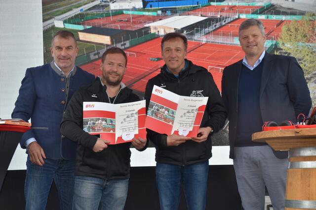 Ehrennadel in Bronze: BTV-Präsident Günter Kurz, Stefan Pongracz und Wolfgang Hadek, BTV-Vizepräs. Klaus Kojnek | Foto: Michael Strini