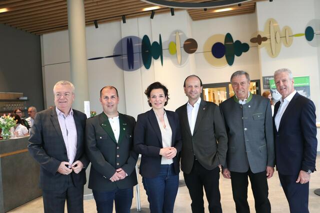 Kalsdorfs Naturfreunde-Obmann Ferry Hahn (2.v.r.) mit Anton Lang, Patrick Trummer, Pamela Rendi-Wagner, Jürgen Dumpelnik und Gerhard Widmann bei der Landeskonferenz der Naturfreunde Steiermark. | Foto: Edith Ertl