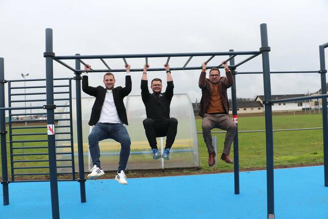 Sportlich Top: LAbg. Bgm. Matthias Pokorn, Fitnesstrainer Andreas Dorner und GR Andreas Kerecz probierten sich durch die Geräte am Calisthenicspark. | Foto: Edith Ertl