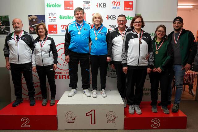 Elisabeth und Helmut Salchner konnten bei den diesjährigen Landesmeisterschaften für Luftdruckwaffen im Mixed Teambewerb die Goldmedaille in der Disziplin Stehend aufgelegt gewinnen. | Foto: Christian Kramer / TLSB