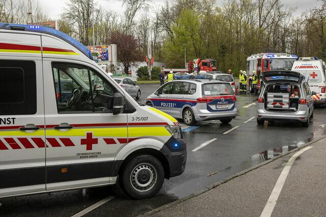 Die Rettung versorgte die Verletzten. | Foto: Mafred Wimmer, FF Krems