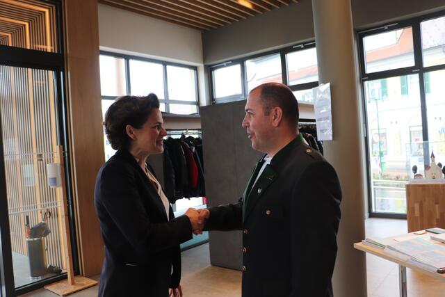 Kalsdorf Vzbgm. Patrick Trummer begrüßte im Forum Kalsdorf SPÖ-Bundesparteivorsitzende Pamela Rendi-Wagner | Foto: Edith Ertl