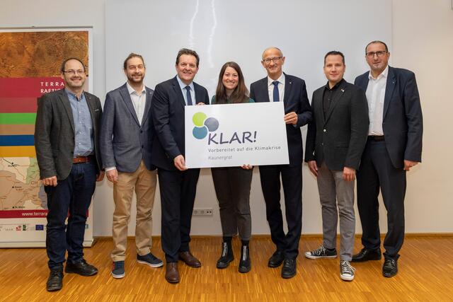 Bereits seit 2017 gibt es die KLAR Kaunergrat. Im Bild v.li.: Peter Frank (Steuerungsgruppe KLAR), Daniel Gigele (Vizebgm Faggen), LR René Zumtobel, Bernadette Hofer (KLAR-Managerin KLAR Kaunergrat) LH Anton Mattle, Matthias Schranz (Bgm Kauns), Peter Moritz (Bgm Kaunerberg) | Foto: Elisabeth Neuner