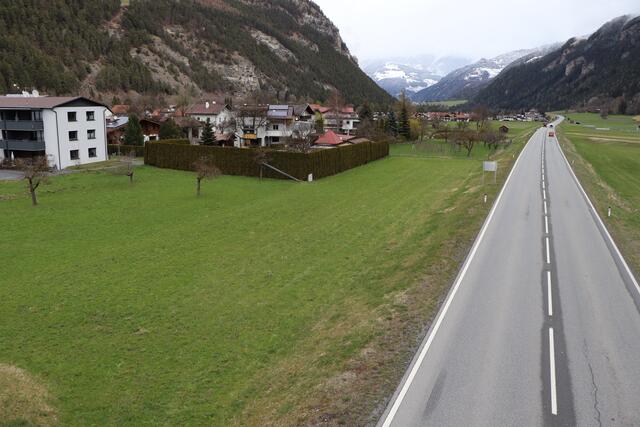 Die B180 Reschenstraße in Tösens: Eine Lärmschutzwand soll gebaut werden. | Foto: Othmar Kolp