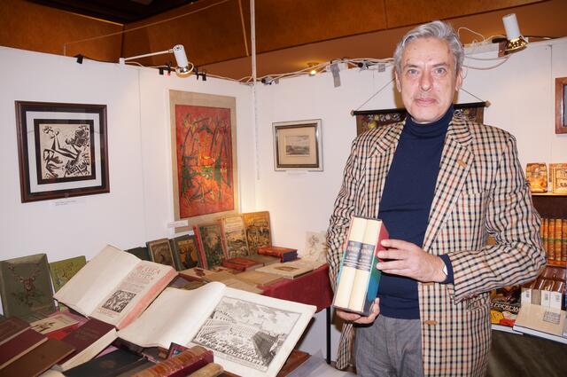 Martin Thelen mit der englischen Originalausgabe "The Demons". | Foto: Schmatz
