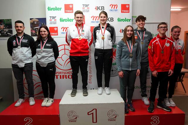 Lisa Felderer und Johannes Kuen (SG Thaur) konnten bei den diesjährigen Tiroler Landesmeisterschaften in Innsbruck im Mixed Team Bewerb Stehend frei mit dem Luftgewehr den ersten Platz und damit Gold gewinnen.  | Foto: Christian Kramer / TLSB