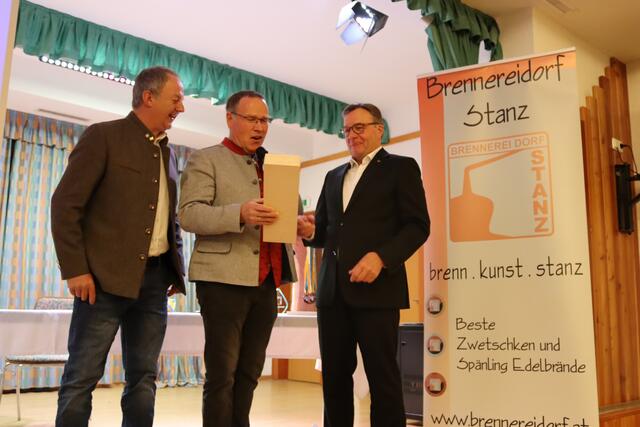 Ein Dankeschön für den Altlandeshauptmann.  | Foto: Elisabeth Zangerl 