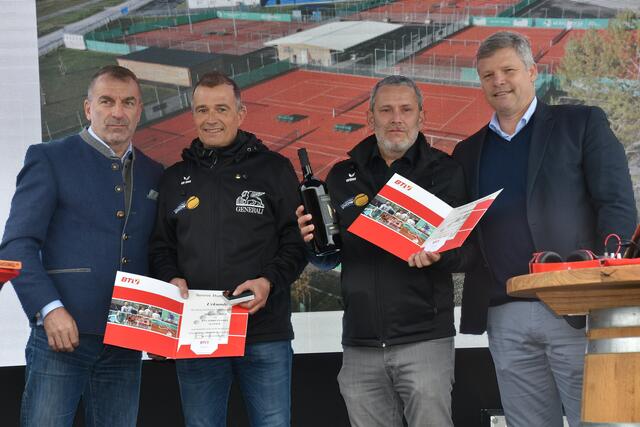 Ehrennadel in Gold und Ehrenurkunde: BTV-Präs. Günter Kurz, ObmStv Hans Peter Hadek, Obm. Peter Hammerl und BTV-Vizepräs. Klaus Kojnek | Foto: Michael Strini
