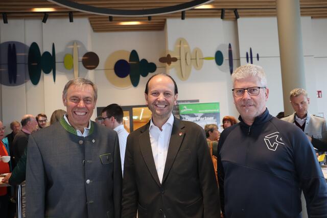 Landesvorsitzender Jürgen Dumpelnik (Bildmitte) mit Naturfreunde-Obmann Ferry Hahn/Kalsdorf (li) und Jürgen Lesjak vom Vorstand der Naturfreunde Gratwein. | Foto: Edith Ertl