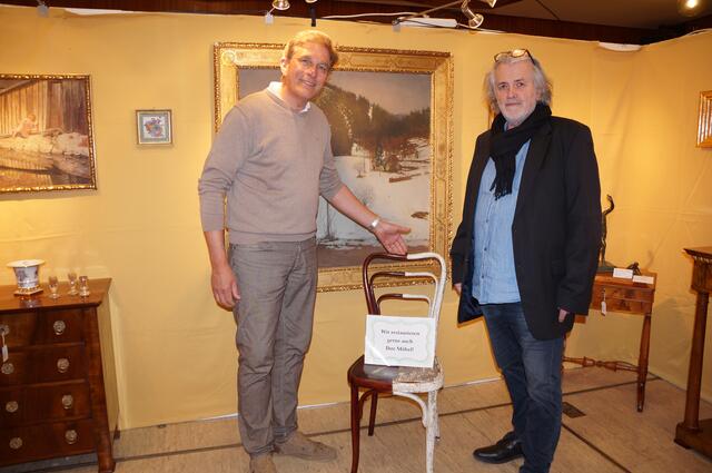 Maximus Liedermann verrät Didier Morteveille, was es bei der Restauration von antikem Mobiliar zu beachten gilt. | Foto: Schmatz