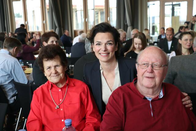 Pamela Rendi-Wagner mit Traude und Gerhard Steiner, den Pionieren der Naturfreunde Kalsdorf. Das Ehepaar führte den Verein 24 Jahre lang und baute Aktivitäten und den Mitgliederstand aus. Seit 2011 ist Ferry Hahn Vorsitzender der Naturfreunde Kalsdorf, die knapp 800 Mitglieder zählen.  | Foto: Edith Ertl