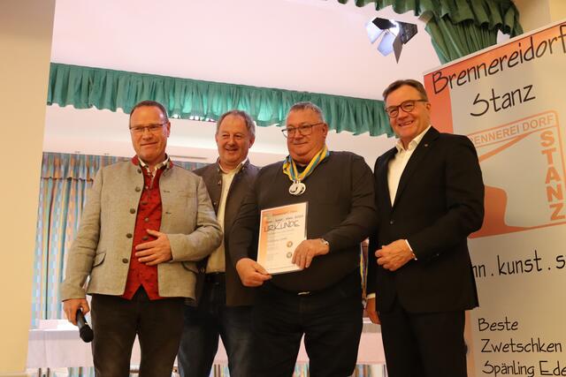 Wolfgang Ganahl (3.v. links) wurde ausgezeichnet.  | Foto: Elisabeth Zangerl