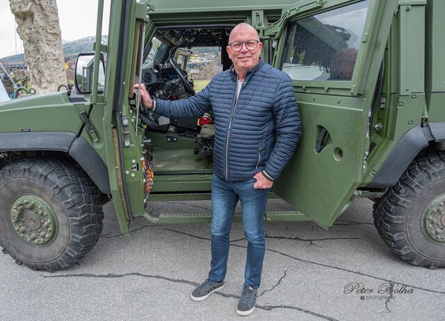 Vizebürgermeister Helmut Steger beim Gepanzrten Fahrzeug der Militärpolizei. | Foto: Peter Bolha