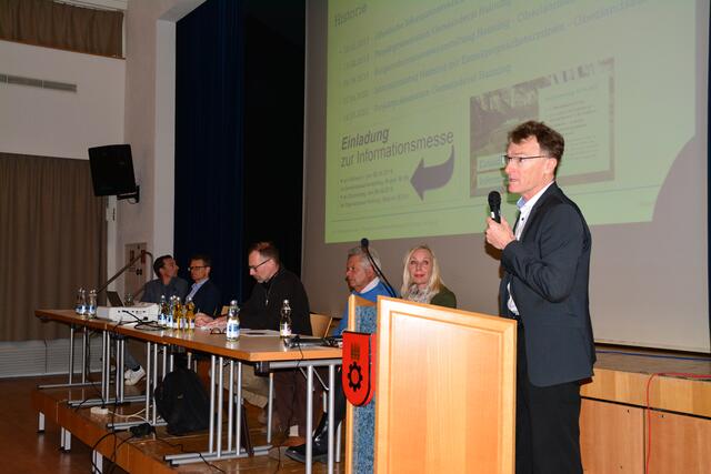 Zum wiederholten Mal präsentierte Robert Reindl von der Tiwag die Pläne zum Ausleitungskraftwerk Imst-Haiming. | Foto: Agnes Dorn