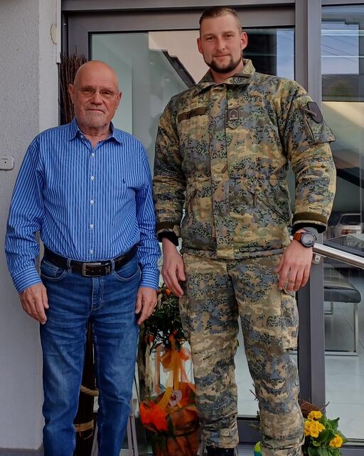 Obmann Florian Taubner gratulierte Kam Hermann Windbacher zu seinem „Runden“
