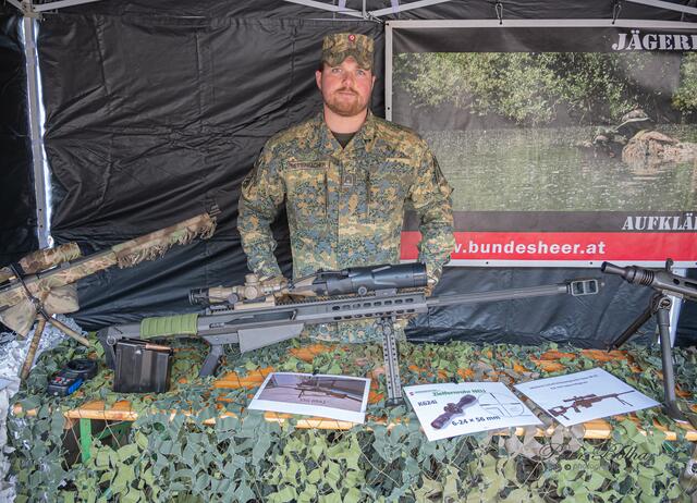 Patrik Rettenbacher Präsentierte das Scharfschützengewehr sSSG Barett M82A1. | Foto: Peter Bolha