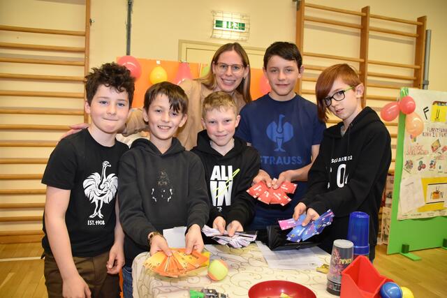 Firma Toys Lab: Simon, Andreas, Leon, Christoph (3. Kl.) und Leon mit Lehrerin Lisa Peyrer-Angermann | Foto: Kainz