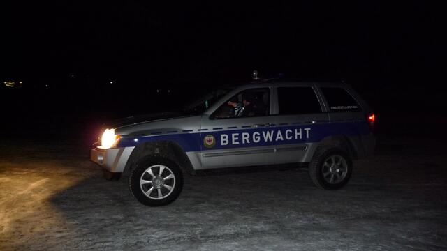 Bergwacht im Einsatz - die Lichter der Campingfahrzeuge im Hintergrund | Foto: Tiroler Bergwacht - Einsatzstelle Stubai