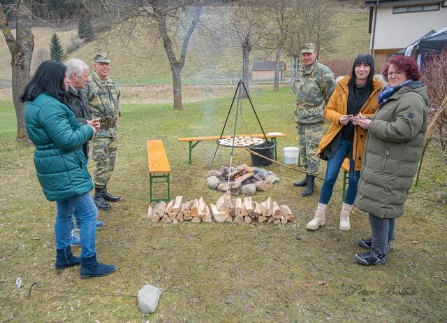 Eine Kochstell im Felde. v.li. Monika, Werner, Martin, Georg, Amy und Silvia kostetten das Gegrillte Brot. | Foto: Peter Bolha