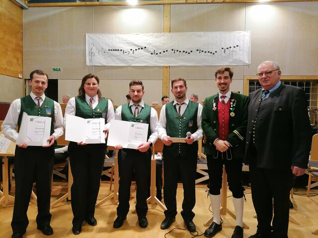 Auszeichnungen für langjährige Vereinsmitgliedschaft: Christoph Preßler, Julia Schmolli und Kpm. Christian Schmolli gemeinsam mit Obmann Stefan Hiebl, Bezirkskapellmeister-Stv Klemens Kollmann und Bgm. Johann Schmid | Foto: Stering