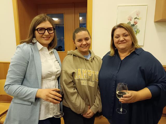 V.r. Bürgermeisterin Isabella Radatz-Grauszer mit Tochter Sara und Gemeindevorständin Angela Gludovatz
