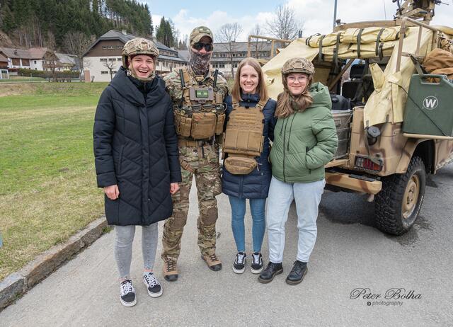 v.li. Hanna, Soldat, Nina Anna-Losena wurde Eingewiesen ins Soldaten Leben. | Foto: Peter Bolha