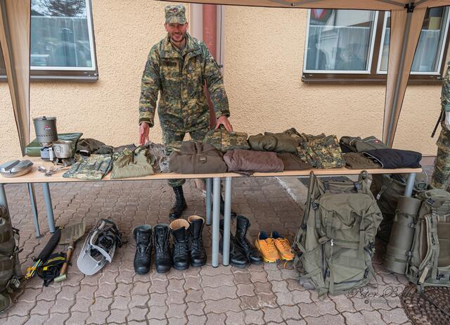 OStWm Hannes Lassacher erklärte die Mannesausrüstung im Bundesheer. | Foto: Peter Bolha