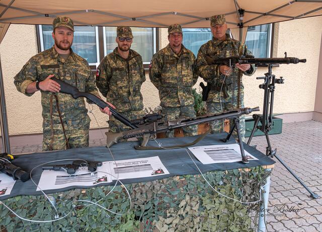 Christoph, Christian, Martin und Siegfried erklärten die Waffen der Jäger Kompanier. | Foto: Peter Bolha