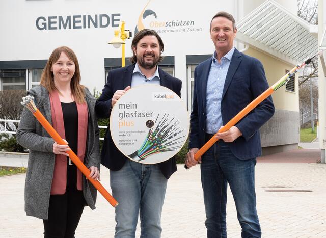 Ortsvorsteherin Daniela Pratscher, Bürgermeister Hans Unger und kabelplus Geschäftsführer Gerhard Haidvogel | Foto:  kabelplus/Seebacher