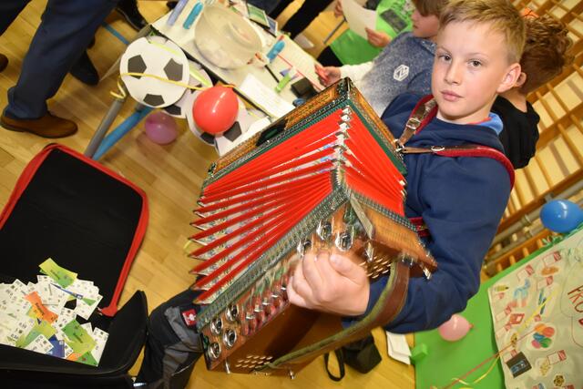 Kosmetik, Spiel- oder Gemischtwaren – die Schüler haben sich rund um die Stände alles selbst ausgedacht. Auch, wie sie Kunden anlocken. | Foto: Kainz