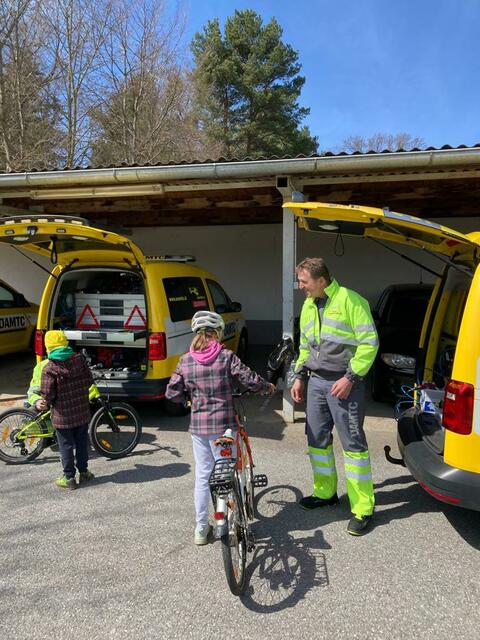 Die Gelben Engel des ÖAMTC waren auch heuer wieder im Kinderdorf Pinkafeld um die Fahrräder der Kinder wieder fahrtüchtig zu machen | Foto: ÖAMTC