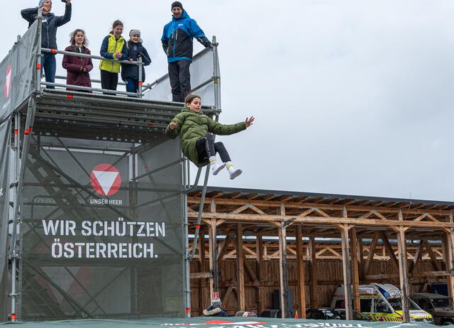 Der Sprungturm wurde zur Herausforderung, die Mädels waren die Mutigeren beim Springen. | Foto: Peter Bolha