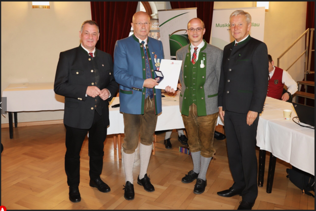 Stolz präsentiert Ernst Hofstätter mit den hohen Ehrengästen, Landesobmann, Bezirksobmann und Nationalratsobmann, seine hohe Auszeichnung.