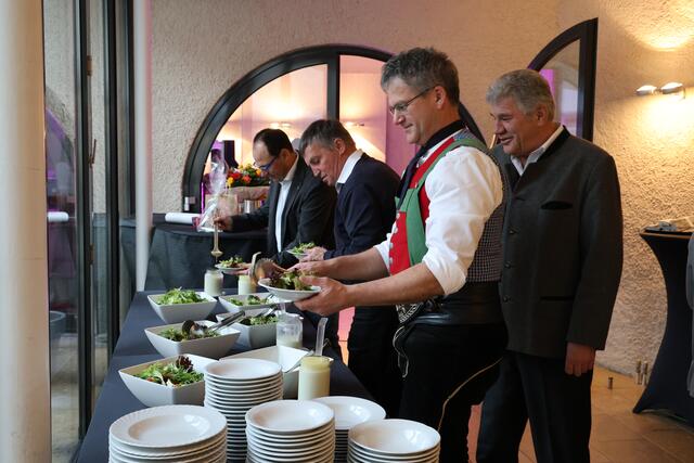 Männlicher Sturm auf das Salatbuffet | Foto: Maria Tiefenbacher-Schöndorfer, 2023
