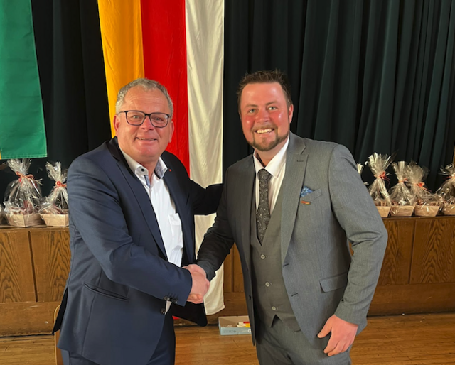 Klaus Köchl gratuliert Martin Weiß zum Vorsitz der Ortspartei in Liebenfels.  | Foto: Privat