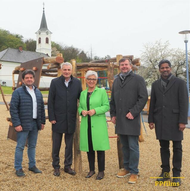 Der Generationenplatz wurde eröffnet: Vizebgm. Franz Saurer, Bgm. Günter Valika, LA Doris Prohaska, Bmst Gerald Krautsack, Pfarrer Sebastian Edakarottu  | Foto: PPfilms for better moments