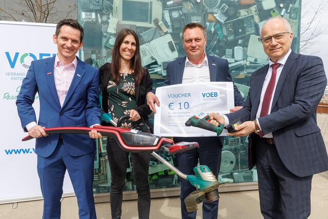 Andreas Opelt (VOEB-Vizepräsident und Regionalvorstand Steiermark), Michaela Heigl (Geschäftsführerin Digi-Cycle), Manfred Reisenhofer (Obmann des Abfallwirtschaftsverbands Feldbach) und Hans Seitinger (steirischer Nachhaltigkeitslandesrat) machen Werbung für die Akku-Rückholaktion in Feldbach. | Foto: Erwin Scheriau