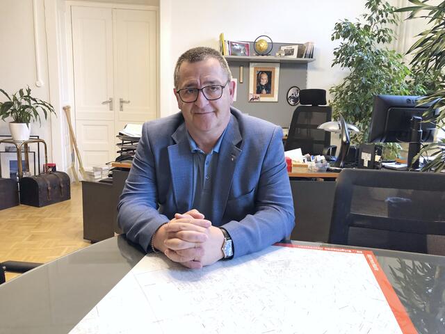 Bezirksvorsteher Hannes Derfler (SPÖ) verrät im Interview, worauf sich die Brigittenauerinnen und Brigittenauer 2022 freuen können. | Foto: Kathrin Klemm