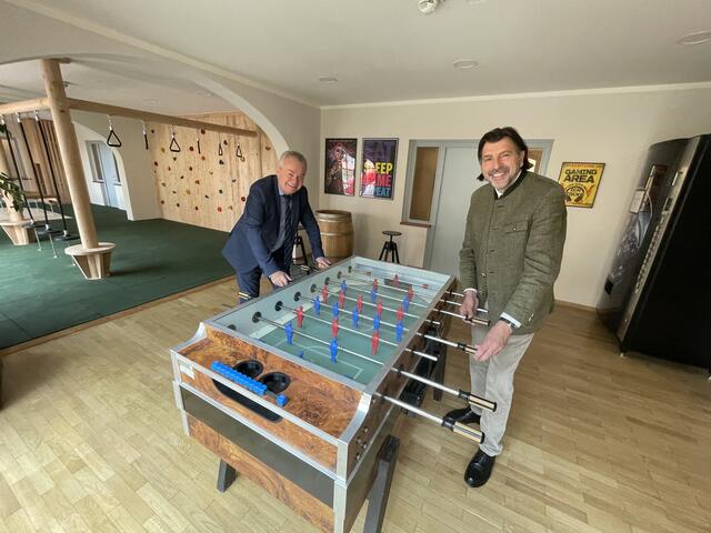 LH-Stv. Anton Lang (l.) und Bgm. Josef Wallner wagen ein Match an Drehfußballtisch im nagelneuen Spielbereich des Jufa Schilcherland. | Foto: Susanne Veronik