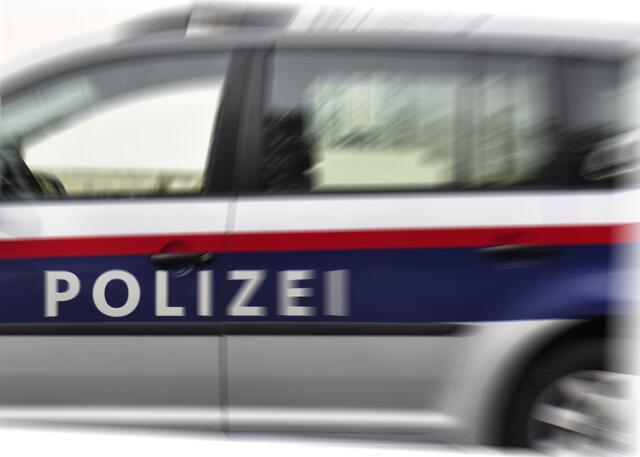 Vier Jugendliche im Alter von 14 bis 16 Jahren sollen Sonntagabend in Floridsdorf einer 87-jährigen Pensionistin die Handtasche entrissen haben. (Symbolfoto) | Foto: stock.adobe.com